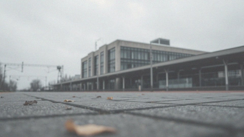 Jakie okoliczności dotyczyły zgonu mężczyzny przed dworcem w Szczecinie?